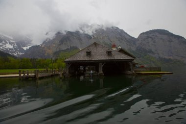 Yazın güneşli bir günde dünyaca ünlü Sankt Bartholomae hac kilisesi ve Watzmann Dağı ile Konigssee Gölü 'nün klasik panoramik manzarası, Berchtesgadener Toprakları, Bavyera, Almanya