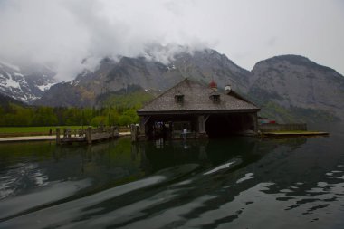 Yazın güneşli bir günde dünyaca ünlü Sankt Bartholomae hac kilisesi ve Watzmann Dağı ile Konigssee Gölü 'nün klasik panoramik manzarası, Berchtesgadener Toprakları, Bavyera, Almanya