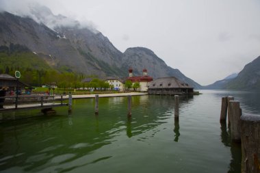 Yazın güneşli bir günde dünyaca ünlü Sankt Bartholomae hac kilisesi ve Watzmann Dağı ile Konigssee Gölü 'nün klasik panoramik manzarası, Berchtesgadener Toprakları, Bavyera, Almanya