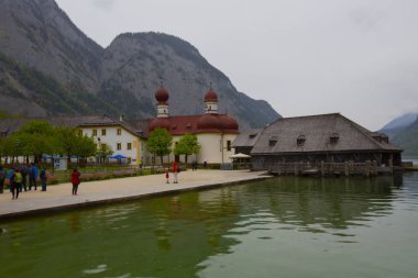 Yazın güneşli bir günde dünyaca ünlü Sankt Bartholomae hac kilisesi ve Watzmann Dağı ile Konigssee Gölü 'nün klasik panoramik manzarası, Berchtesgadener Toprakları, Bavyera, Almanya