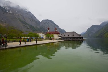 Yazın güneşli bir günde dünyaca ünlü Sankt Bartholomae hac kilisesi ve Watzmann Dağı ile Konigssee Gölü 'nün klasik panoramik manzarası, Berchtesgadener Toprakları, Bavyera, Almanya