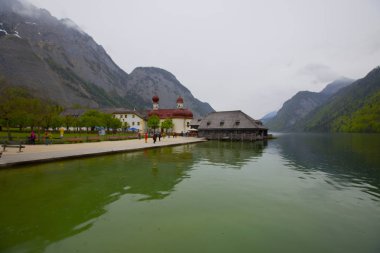 Yazın güneşli bir günde dünyaca ünlü Sankt Bartholomae hac kilisesi ve Watzmann Dağı ile Konigssee Gölü 'nün klasik panoramik manzarası, Berchtesgadener Toprakları, Bavyera, Almanya