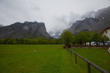 Yazın güneşli bir günde dünyaca ünlü Sankt Bartholomae hac kilisesi ve Watzmann Dağı ile Konigssee Gölü 'nün klasik panoramik manzarası, Berchtesgadener Toprakları, Bavyera, Almanya