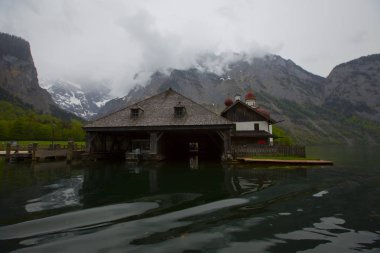 Yazın güneşli bir günde dünyaca ünlü Sankt Bartholomae hac kilisesi ve Watzmann Dağı ile Konigssee Gölü 'nün klasik panoramik manzarası, Berchtesgadener Toprakları, Bavyera, Almanya