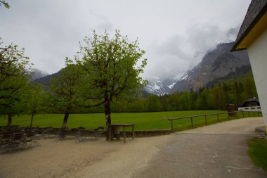 Yazın güneşli bir günde dünyaca ünlü Sankt Bartholomae hac kilisesi ve Watzmann Dağı ile Konigssee Gölü 'nün klasik panoramik manzarası, Berchtesgadener Toprakları, Bavyera, Almanya