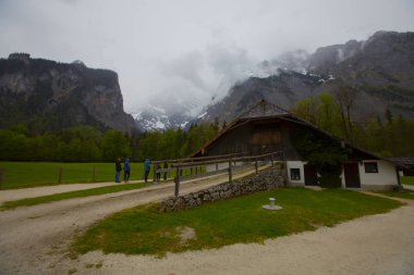 Yazın güneşli bir günde dünyaca ünlü Sankt Bartholomae hac kilisesi ve Watzmann Dağı ile Konigssee Gölü 'nün klasik panoramik manzarası, Berchtesgadener Toprakları, Bavyera, Almanya
