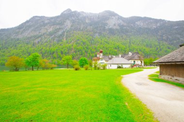 Yazın güneşli bir günde dünyaca ünlü Sankt Bartholomae hac kilisesi ve Watzmann Dağı ile Konigssee Gölü 'nün klasik panoramik manzarası, Berchtesgadener Toprakları, Bavyera, Almanya