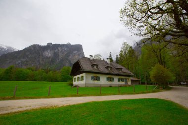Yazın güneşli bir günde dünyaca ünlü Sankt Bartholomae hac kilisesi ve Watzmann Dağı ile Konigssee Gölü 'nün klasik panoramik manzarası, Berchtesgadener Toprakları, Bavyera, Almanya