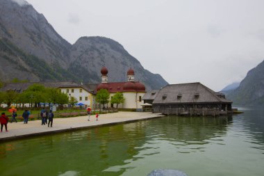 Yazın güneşli bir günde dünyaca ünlü Sankt Bartholomae hac kilisesi ve Watzmann Dağı ile Konigssee Gölü 'nün klasik panoramik manzarası, Berchtesgadener Toprakları, Bavyera, Almanya
