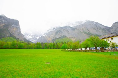 Yazın güneşli bir günde dünyaca ünlü Sankt Bartholomae hac kilisesi ve Watzmann Dağı ile Konigssee Gölü 'nün klasik panoramik manzarası, Berchtesgadener Toprakları, Bavyera, Almanya