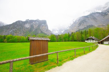 Yazın güneşli bir günde dünyaca ünlü Sankt Bartholomae hac kilisesi ve Watzmann Dağı ile Konigssee Gölü 'nün klasik panoramik manzarası, Berchtesgadener Toprakları, Bavyera, Almanya
