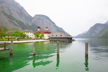 Yazın güneşli bir günde dünyaca ünlü Sankt Bartholomae hac kilisesi ve Watzmann Dağı ile Konigssee Gölü 'nün klasik panoramik manzarası, Berchtesgadener Toprakları, Bavyera, Almanya