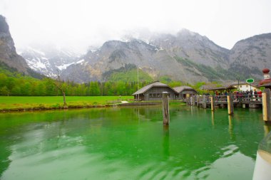 Yazın güneşli bir günde dünyaca ünlü Sankt Bartholomae hac kilisesi ve Watzmann Dağı ile Konigssee Gölü 'nün klasik panoramik manzarası, Berchtesgadener Toprakları, Bavyera, Almanya
