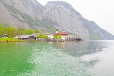 Yazın güneşli bir günde dünyaca ünlü Sankt Bartholomae hac kilisesi ve Watzmann Dağı ile Konigssee Gölü 'nün klasik panoramik manzarası, Berchtesgadener Toprakları, Bavyera, Almanya
