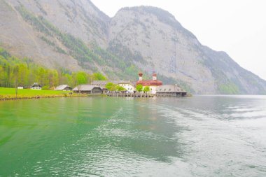 Yazın güneşli bir günde dünyaca ünlü Sankt Bartholomae hac kilisesi ve Watzmann Dağı ile Konigssee Gölü 'nün klasik panoramik manzarası, Berchtesgadener Toprakları, Bavyera, Almanya