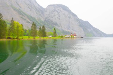 Yazın güneşli bir günde dünyaca ünlü Sankt Bartholomae hac kilisesi ve Watzmann Dağı ile Konigssee Gölü 'nün klasik panoramik manzarası, Berchtesgadener Toprakları, Bavyera, Almanya