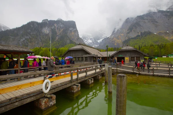 Yazın güneşli bir günde dünyaca ünlü Sankt Bartholomae hac kilisesi ve Watzmann Dağı ile Konigssee Gölü 'nün klasik panoramik manzarası, Berchtesgadener Toprakları, Bavyera, Almanya