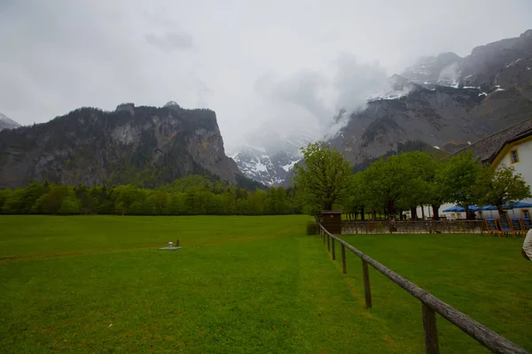 Yazın güneşli bir günde dünyaca ünlü Sankt Bartholomae hac kilisesi ve Watzmann Dağı ile Konigssee Gölü 'nün klasik panoramik manzarası, Berchtesgadener Toprakları, Bavyera, Almanya