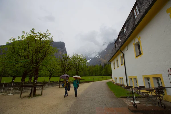 Yazın güneşli bir günde dünyaca ünlü Sankt Bartholomae hac kilisesi ve Watzmann Dağı ile Konigssee Gölü 'nün klasik panoramik manzarası, Berchtesgadener Toprakları, Bavyera, Almanya