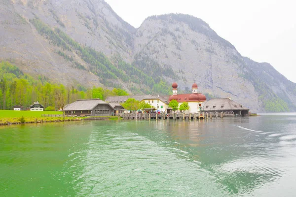 Yazın güneşli bir günde dünyaca ünlü Sankt Bartholomae hac kilisesi ve Watzmann Dağı ile Konigssee Gölü 'nün klasik panoramik manzarası, Berchtesgadener Toprakları, Bavyera, Almanya