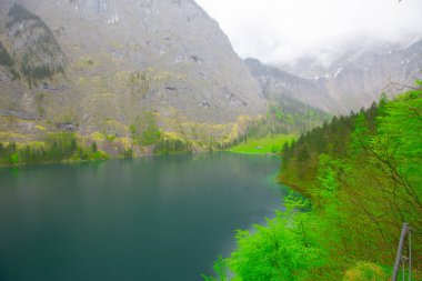 Yaz aylarında mavi gökyüzü ve bulutlar ile güzel bir güneşli bir günde doğal Obersee Gölü'nde geleneksel eski ahşap tekne evi Pastoral görünümü, Millipark Berchtesgadener Land, Bavyera, Almanya