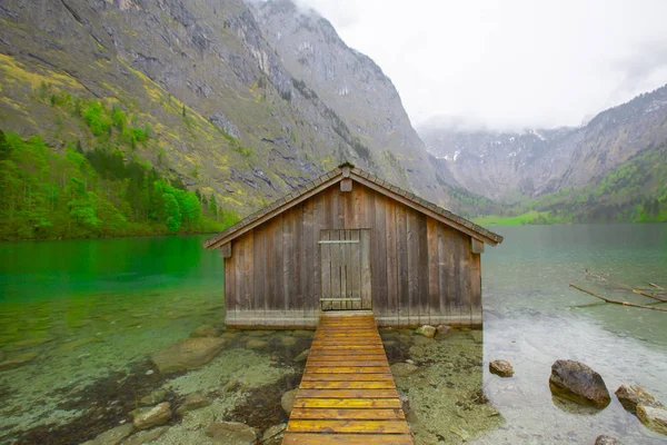 Idyllisk Utsikt Över Traditionella Gamla Träbåt Hus Vid Natursköna Sjön — Stockfoto