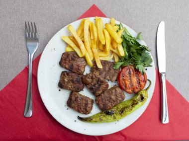 Patates salatası ile ev yapımı köfte