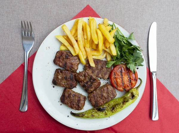 Patates salatası ile ev yapımı köfte