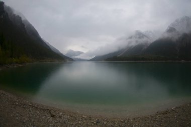 Avusturya Alpleri'ndeki Plansee Gölü'nün panoramik manzarası