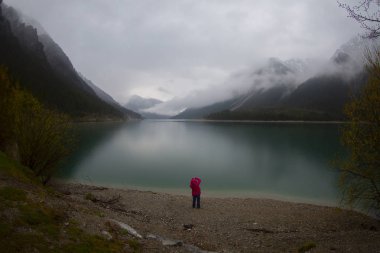 Avusturya Alpleri'ndeki Plansee Gölü'nün panoramik manzarası