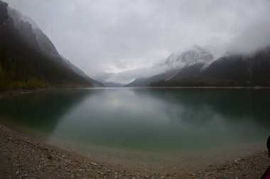 Avusturya Alpleri'ndeki Plansee Gölü'nün panoramik manzarası