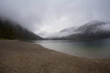 Avusturya Alpleri'ndeki Plansee Gölü'nün panoramik manzarası