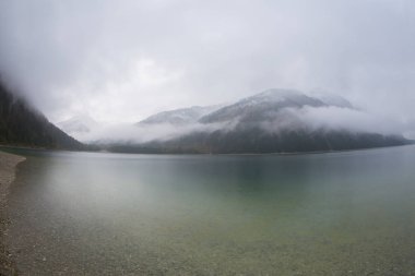 Avusturya Alpleri'ndeki Plansee Gölü'nün panoramik manzarası