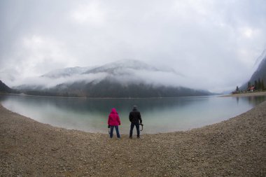 Avusturya Alpleri'ndeki Plansee Gölü'nün panoramik manzarası