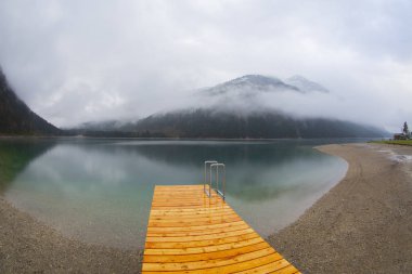 Avusturya Alpleri'ndeki Plansee Gölü'nün panoramik manzarası
