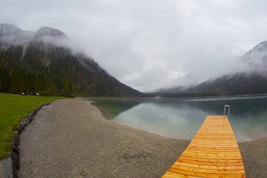 Avusturya Alpleri'ndeki Plansee Gölü'nün panoramik manzarası