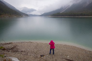 Avusturya Alpleri'ndeki Plansee Gölü'nün panoramik manzarası