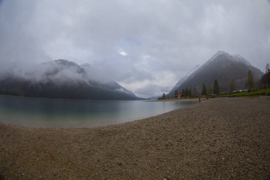 Avusturya Alpleri'ndeki Plansee Gölü'nün panoramik manzarası