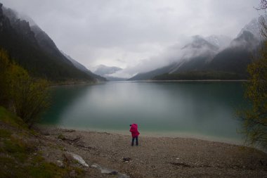 Avusturya Alpleri'ndeki Plansee Gölü'nün panoramik manzarası
