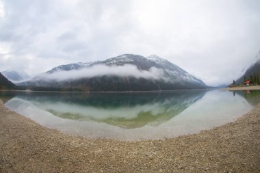 Avusturya Alpleri'ndeki Plansee Gölü'nün panoramik manzarası