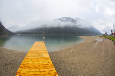 Avusturya Alpleri'ndeki Plansee Gölü'nün panoramik manzarası