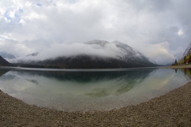 Avusturya Alpleri'ndeki Plansee Gölü'nün panoramik manzarası