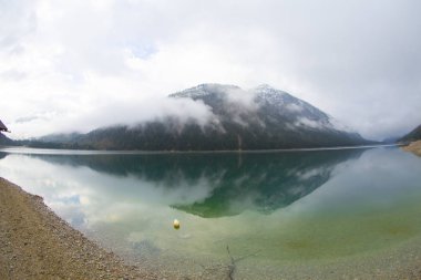 Avusturya Alpleri'ndeki Plansee Gölü'nün panoramik manzarası