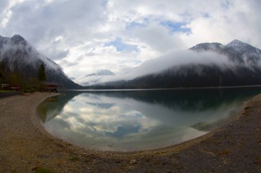 Avusturya Alpleri'ndeki Plansee Gölü'nün panoramik manzarası