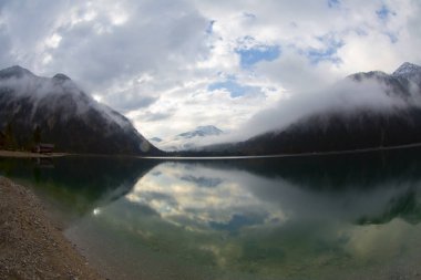 Avusturya Alpleri'ndeki Plansee Gölü'nün panoramik manzarası