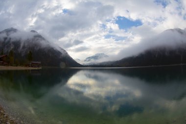 Avusturya Alpleri'ndeki Plansee Gölü'nün panoramik manzarası