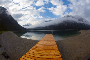 Avusturya Alpleri'ndeki Plansee Gölü'nün panoramik manzarası