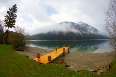 Avusturya Alpleri'ndeki Plansee Gölü'nün panoramik manzarası