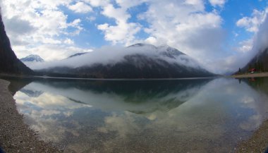 Avusturya Alpleri'ndeki Plansee Gölü'nün panoramik manzarası