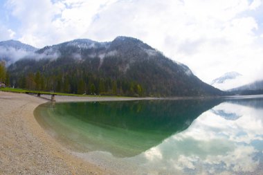 Avusturya Alpleri'ndeki Plansee Gölü'nün panoramik manzarası